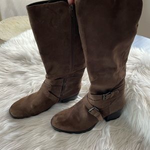 Ladies White Mountain tall suede boots
